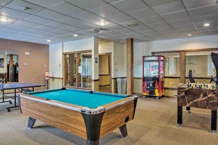 Hike, Ski, Explore: Lincoln Condo w/ Pool Access