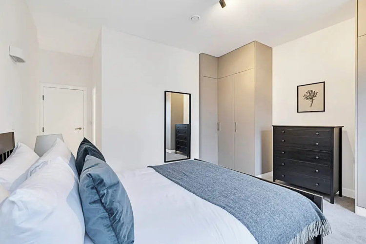 Sunny 2-bed Flat in Chiswick