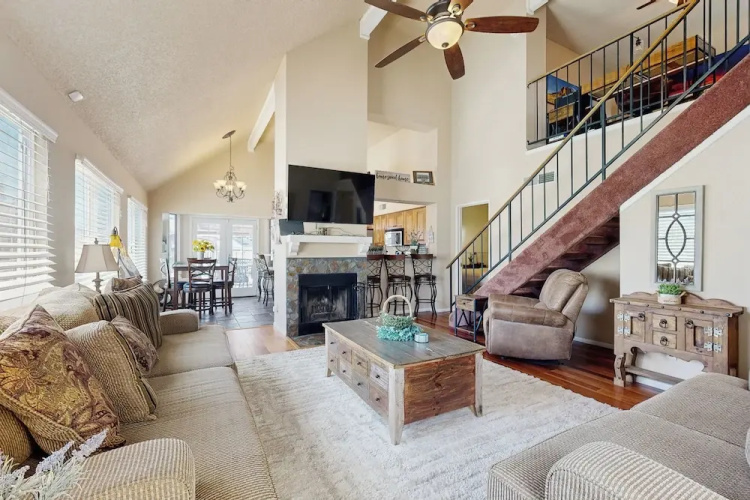 3BR Home w/ Sparkling Pool, Fire Pit
