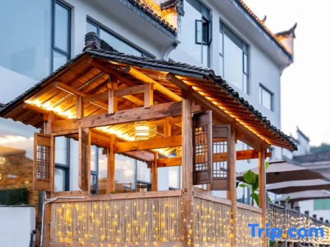 Wuyuan style waterfront homestay
