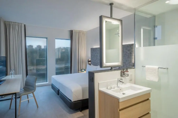 Interconnecting room with river view