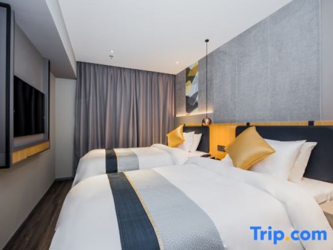 Standard Double room with street view