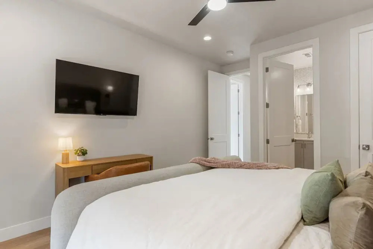 Sandy Cheeks 6 Bedroom Townhouse