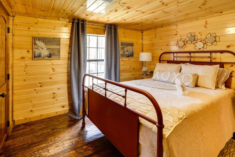 Broken Bow Abode w/ Hot Tub < 7 Mi to Lake!