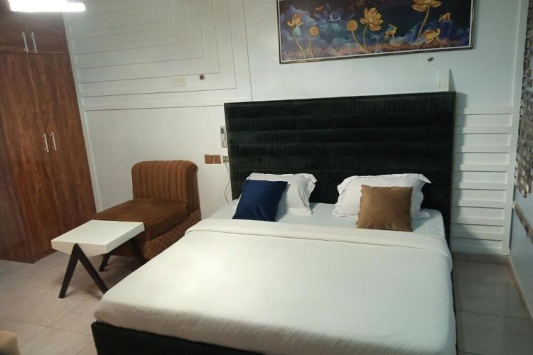 Crestwood Hotel And Suites