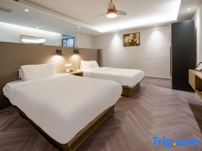 Suite with courtyard view