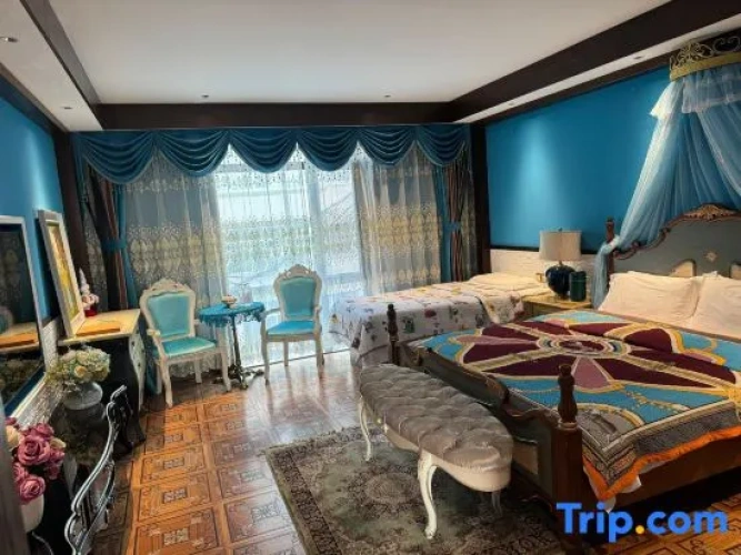 Standard Family room with courtyard view