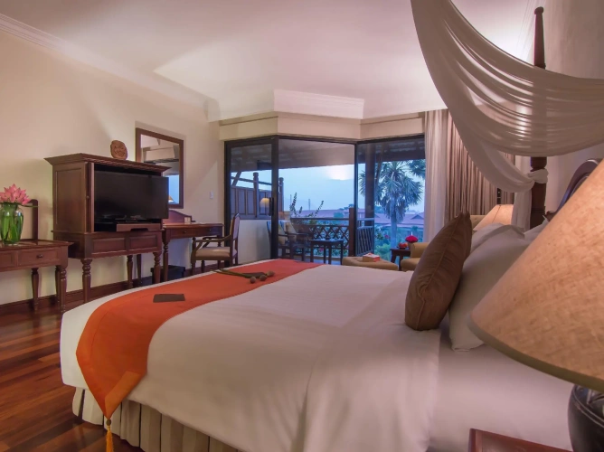 Deluxe room with pool view