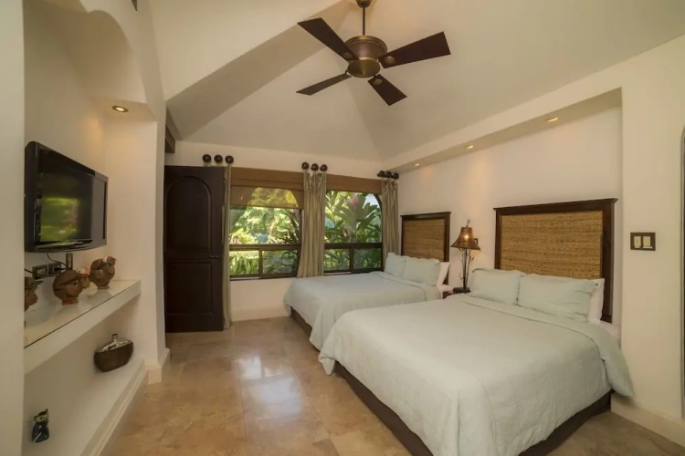 5 Bedrooms Cottage