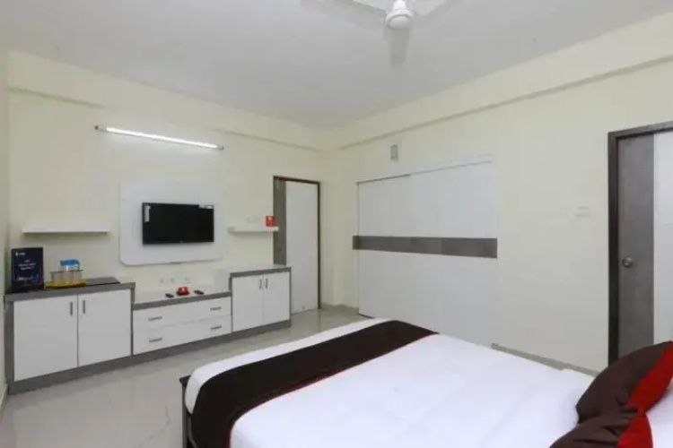 The Posh Residency, Ecr
