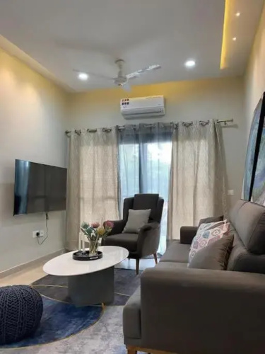 Modern 2-bedroom unit with pool and beach access