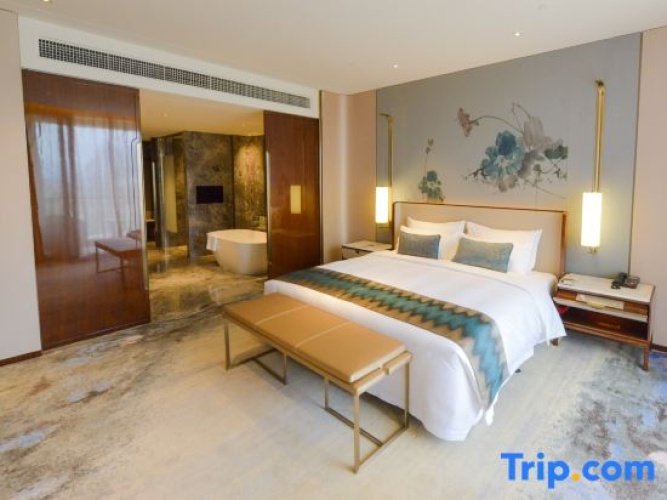 Deluxe Double Suite with lake view