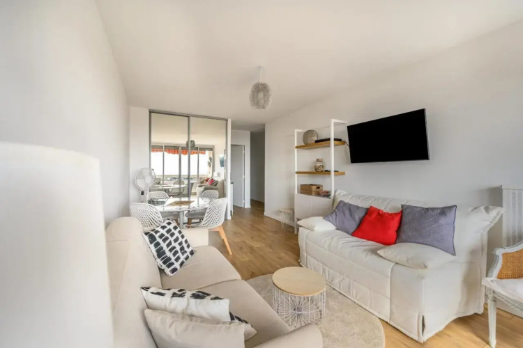 Bright Apt with Balcony And Sea View