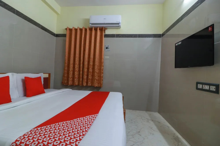 SPOT ON 49005 Raja Lodge