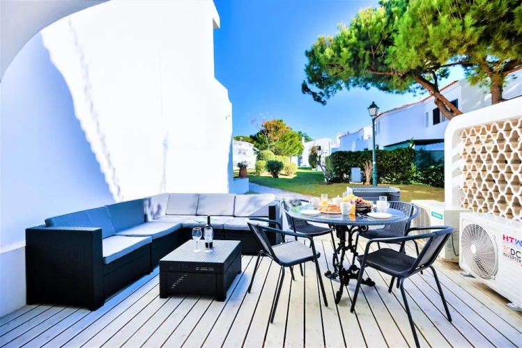 2 Bedrooms Apartment with balcony and with garden view