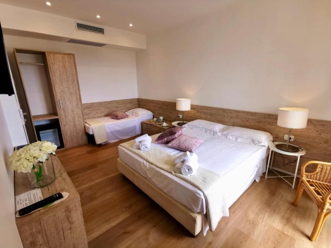 Standard Triple room with sea view