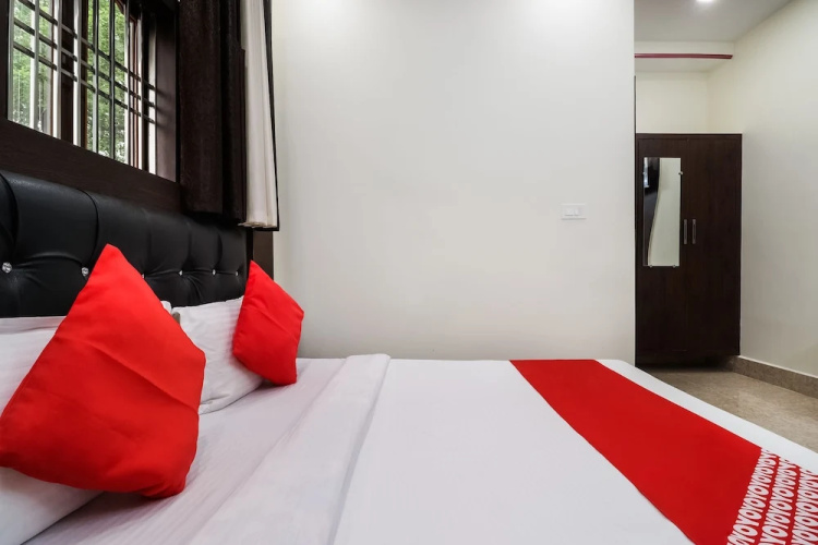 OYO 48057 Peace Inn
