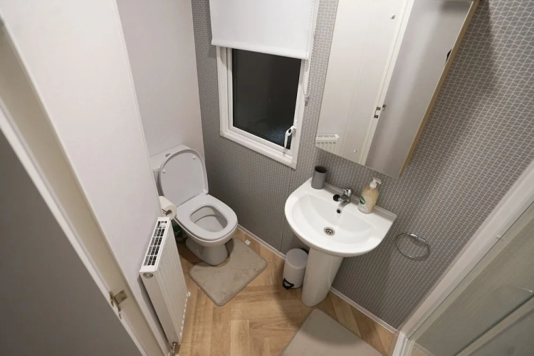 Inviting 3-bed Lodge in Preston hot tub