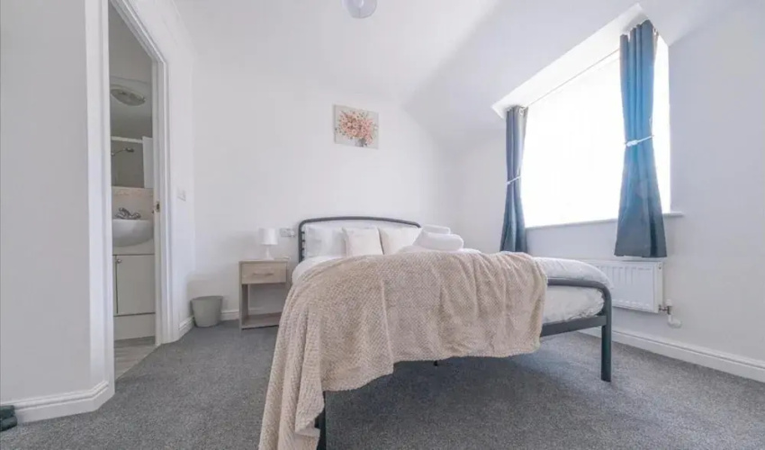 Sleeps 5 - Private Garden- Free Parking