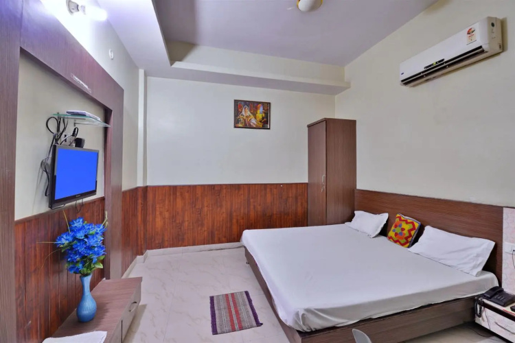 Aarya Hotel