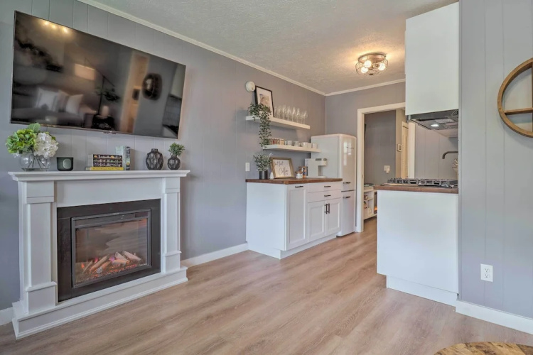 Chic Flat Rock Condo w/ Balcony + Lake View!