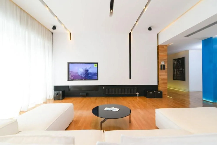 180m homm Newly Renovated Luxurious Penthouse