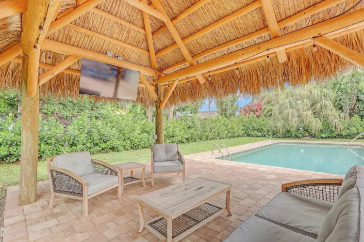 Private Pool + Bar: Palm Beach Gardens Getaway