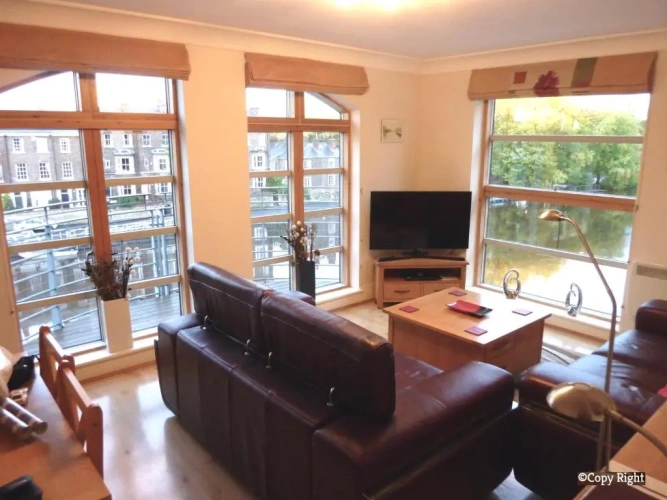2 Bedrooms Apartment