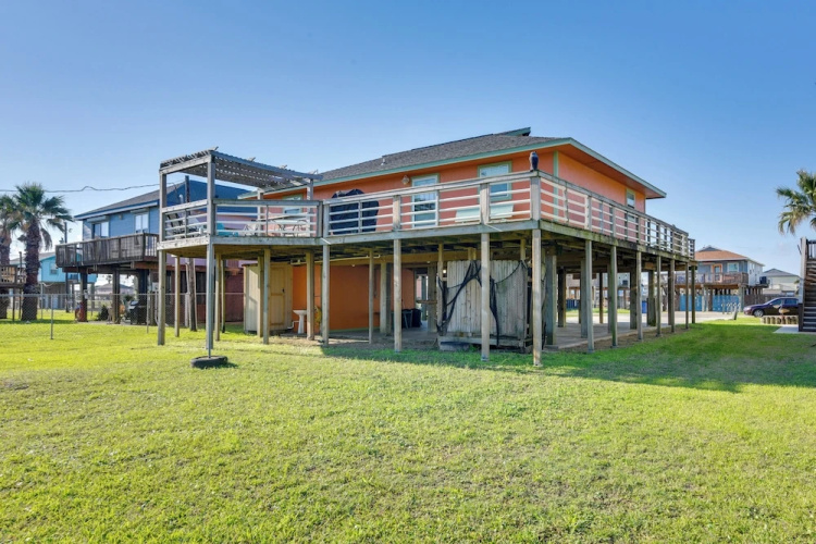Walk to Shore & Restaurants: Surfside Beach Home!