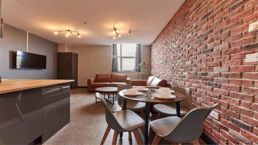 2 Bedrooms Apartment