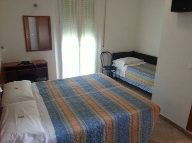 Standard Triple room