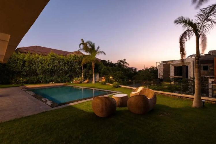 Settle Inn Luxury Swan Lake Villa