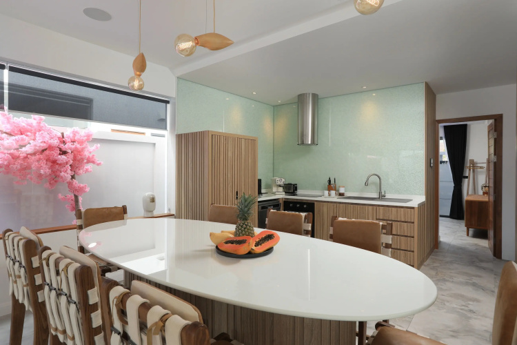 Modern s basseynom 4 spalni CapitalPro Villa