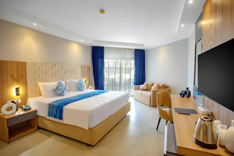 Deluxe Quadruple room with partial view