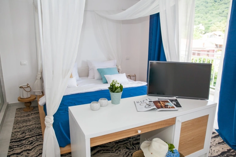 Standard Double room with balcony and with partial sea view
