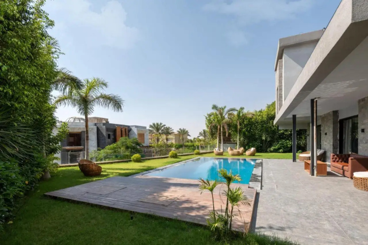 Settle Inn Luxury Swan Lake Villa