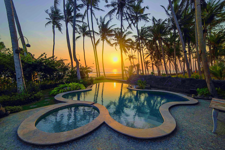 Absolute Beachfront Villa Laut