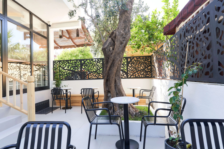 Audo Local Hotel