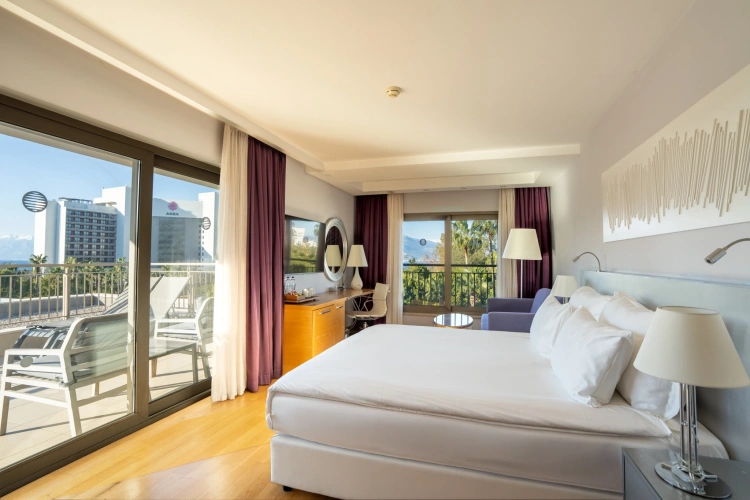 V Casual Suite with balcony and with sea view