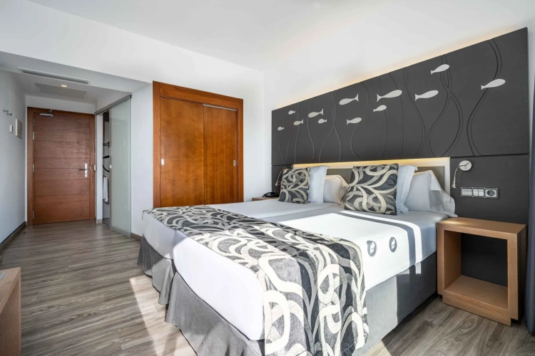 Twin room with balcony and with city view