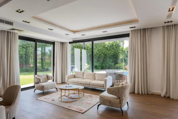 Settle Inn Luxury Swan Lake Villa