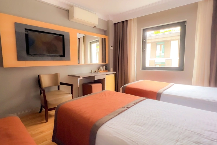 Triple room with city view