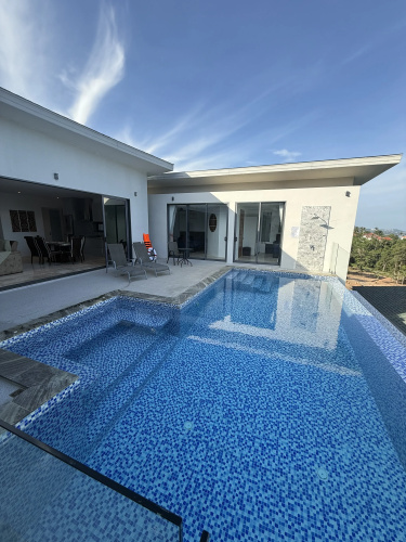 Shikarnaya s Vidom na More i Chastnym Basseynom Villa