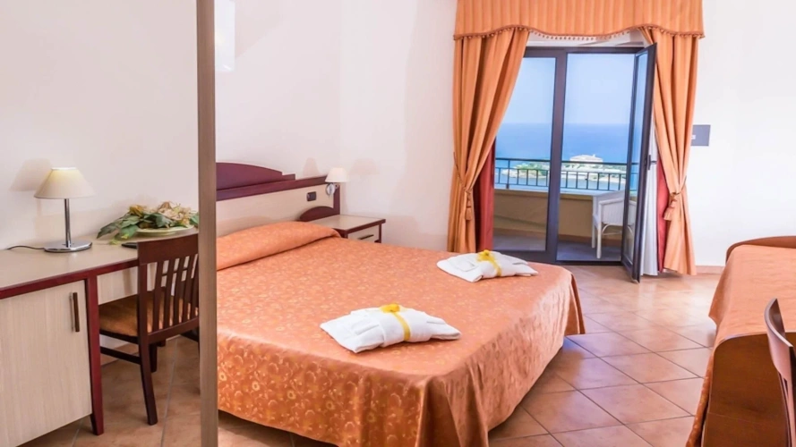 Standard Triple room
