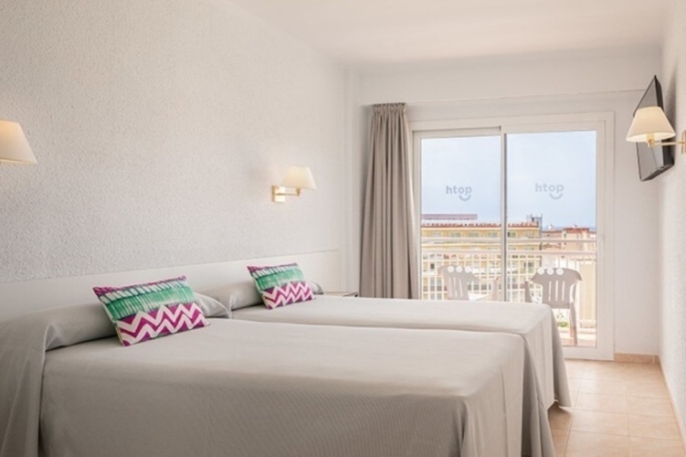 Twin room with balcony and with pool view
