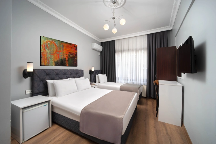 Classic Triple room with city view