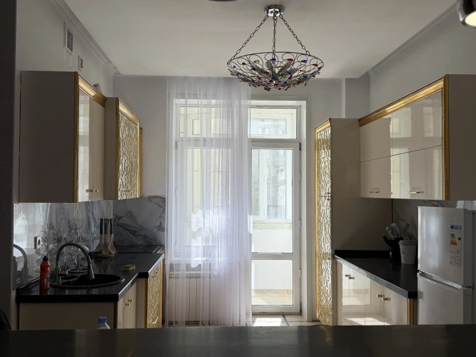Prostornaya 3-Komnatnaya Kvartira S Vidom Na Ak Ordu Flat