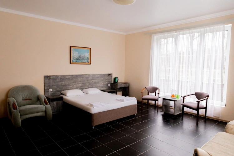 2 Bedrooms Quadruple Suite with courtyard view
