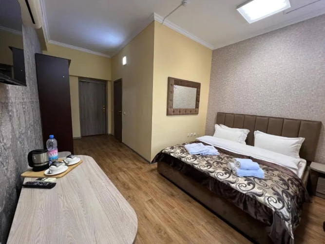 De Luxe Plaza Hotel