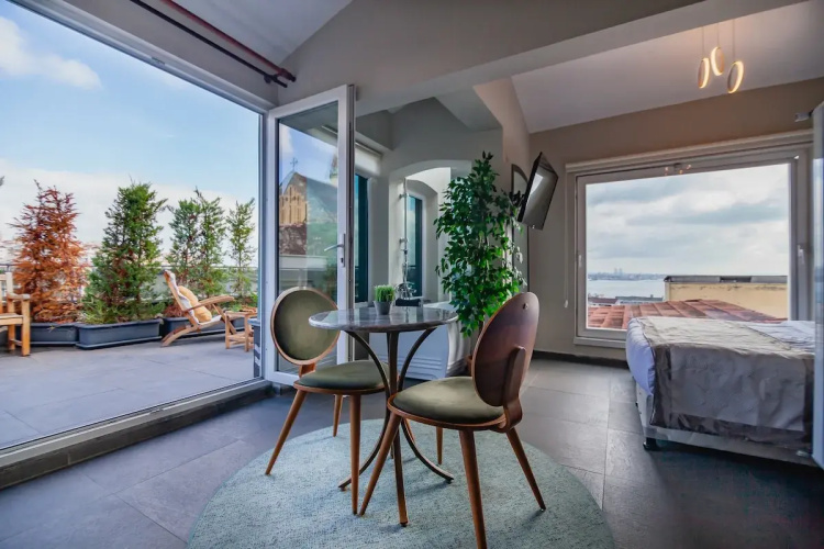 Jacuzzi across Bosphorus Apartments